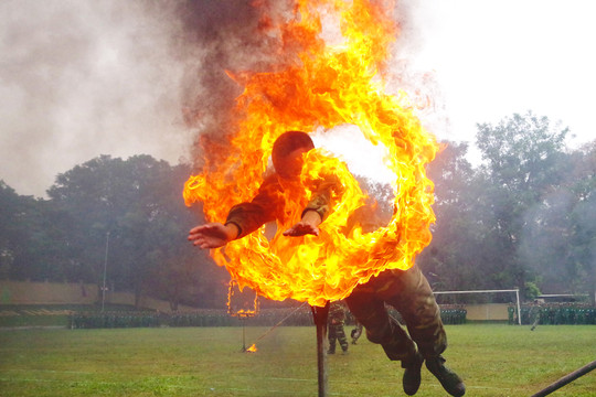 Trinh sát bay qua vòng lửa 