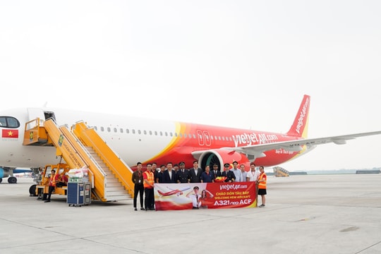 Tàu bay A321neo ACF 240 ghế đầu tiên trên thế giới xuất hiện nổi bật tại sân bay Tân Sơn Nhất