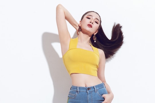 'Nữ hoàng phòng trà' Lệ Quyên khoe vòng eo con kiến gợi cảm ở tuổi gần 40