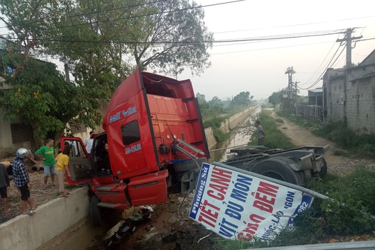 Xe đầu kéo ‘bay’ qua mương thủy lợi ở Quốc lộ 48, hai người bị thương