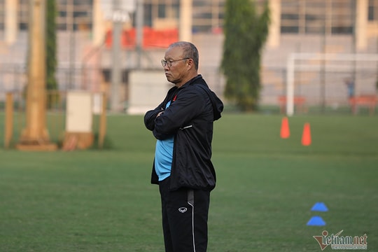 Thầy Park lo gì?; CĐV Việt Nam tại Hà Lan tới sân cổ vũ Văn Hậu