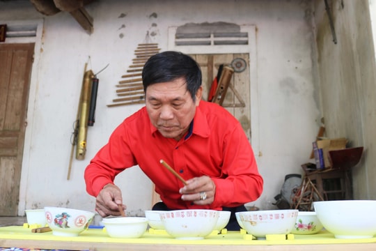Cuốn hút màn đàn bát của ông giáo về hưu ở Nghệ An