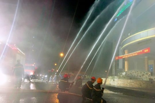 Hàng trăm người tham gia dập lửa đám cháy giả định tại chợ Vinh