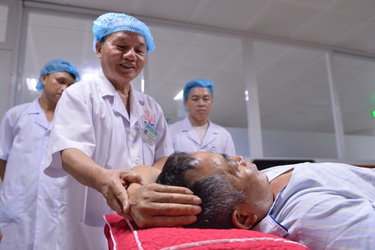 Thực hiện thành công thủ thuật bóc tách viêm quanh khớp vai thể đông cứng tại Bệnh viện ĐK Cửa Đông 