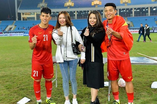 Hóng 'kết đẹp' của các cặp cầu thủ với người yêu trong mùa cưới này