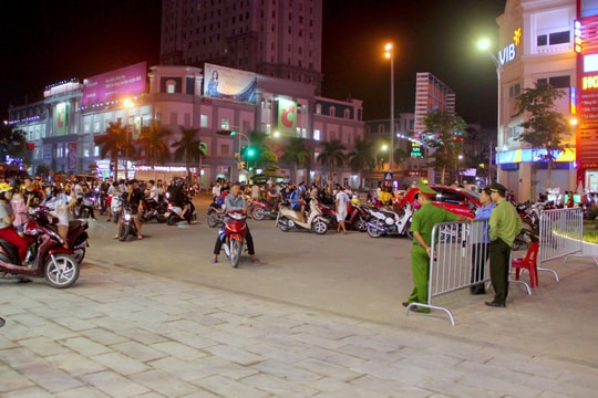Phân luồng giao thông ở khu vực phố đêm thành Vinh