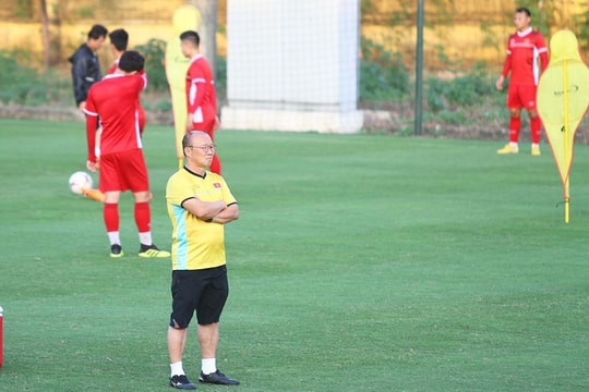 Ngày sinh nhật không trọn vẹn của 'phù thủy' Park Hang-seo