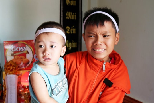 Mẹ qua đời khi đi bán cháo thuê, 2 em bé Nghệ An mồ côi không nơi nương tựa