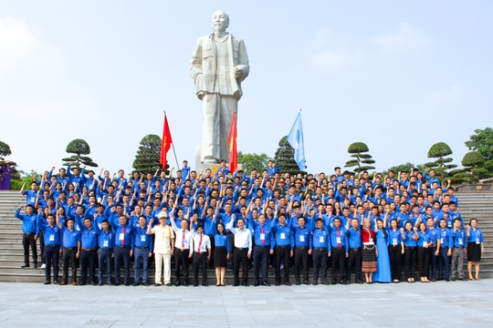 250 đại biểu thanh niên Nghệ An báo công với Bác tại Quảng trường Hồ Chí Minh 