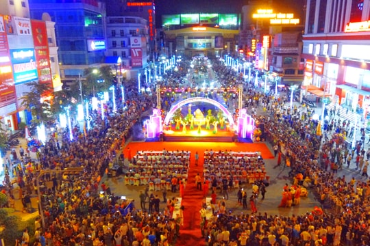 Cả biển người đổ về phố đêm thành Vinh trong đêm khai trương