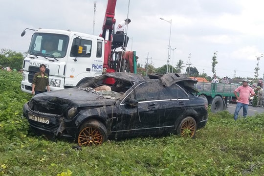 Phát hiện 3 người tử vong trong chiếc xe ôtô Mercedes nằm dưới lòng kênh