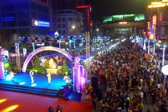 Lung linh phố đêm Cao Thắng trong ngày khai trương nhìn từ flycam