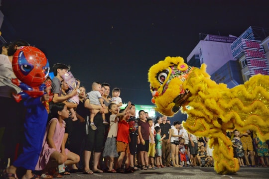 Múa lân, đi cà kheo náo hoạt phố đêm Cao Thắng