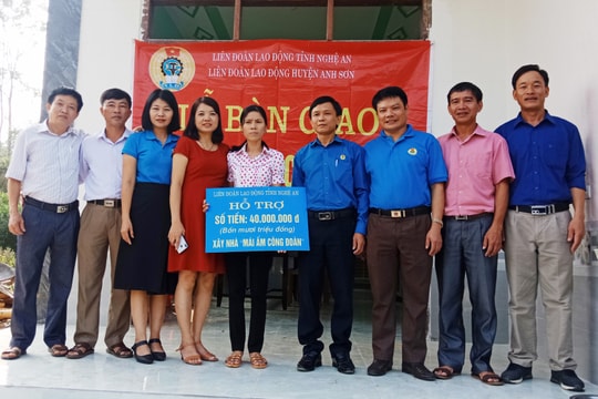 Bàn giao nhà 'Mái ấm công đoàn' cho 2 giáo viên có hoàn cảnh khó khăn