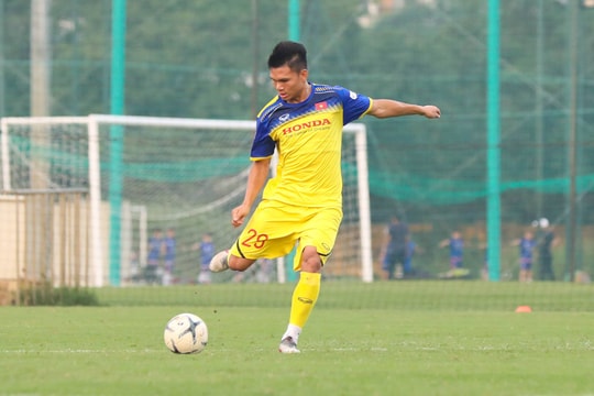 NÓNG: Nguyên Mạnh vắng mặt trong danh sách tuyển Việt Nam gặp Malaysia và Indonesia