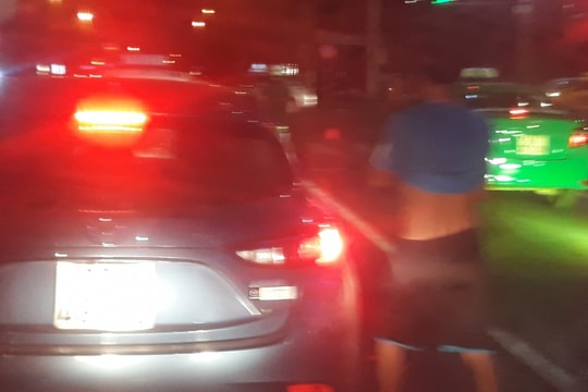 Xác định danh tính nam thanh niên dừng xe giữa phố để tè bậy tại thành phố Vinh