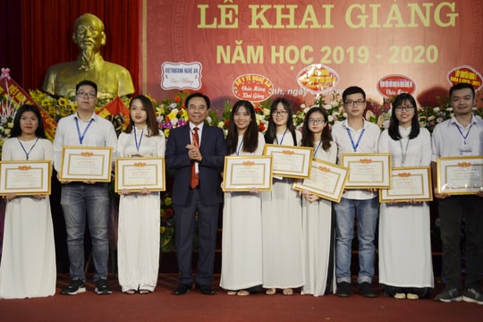 Gần 1.000 tân sinh viên Trường Đại học Y khoa Vinh bước vào năm học mới