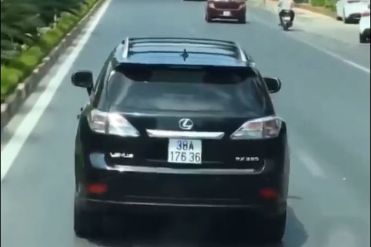 Tước bằng lái tài xế xe Lexus không nhường đường cho xe cứu hỏa ở Nghệ An