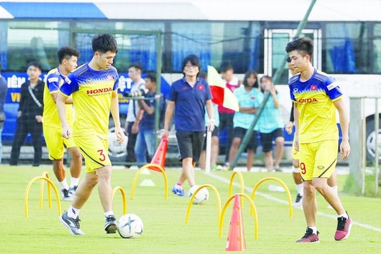 Nhà báo Thái Lan 'Việt Nam vẫn đủ mạnh để chiến thắng'; Công Phượng khiến thầy Park lo lắng