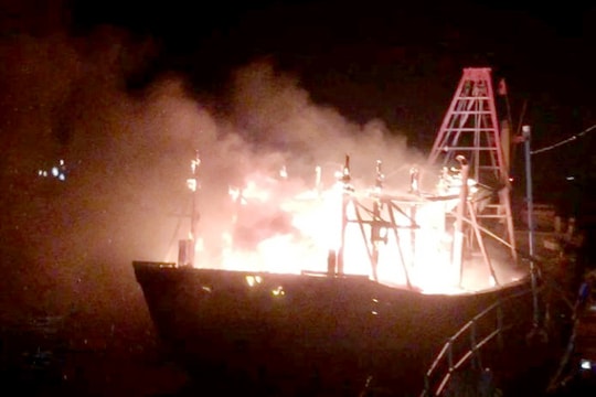 Tàu cá của ngư dân Nghệ An chập điện, bùng cháy giữa biển khơi