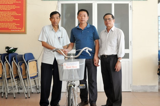 Tặng 'đôi chân' mới cho ‘chú lính chì’ xứ Nghệ 3 năm đến lớp trên lưng bạn 