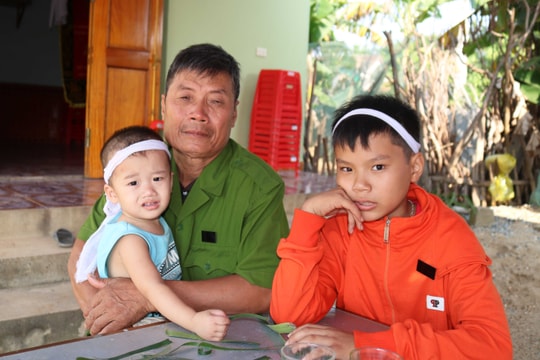 Bạn đọc báo Nghệ An chung tay chia sẻ hoàn cảnh khó khăn của 2 em bé mồ côi ở Nam Đàn