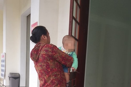 Gặp con nhỏ tại tòa án, người bố trẻ nghiện ma túy thẫn thờ