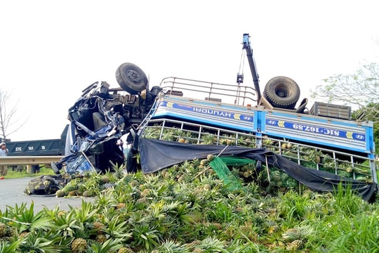 Xe chở dứa phơi bụng giữa đường, người dân cạy cửa đưa tài xế đi cấp cứu, thu dọn dứa cho chủ xe