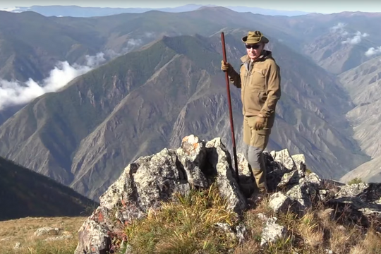 Tổng thống Nga Putin vào rừng hái nấm và leo núi mừng sinh nhật