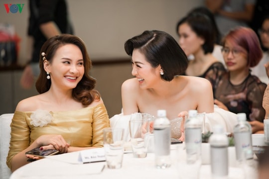 Á hậu Tú Anh khoe chân dài eo thon, đọ sắc với diễn viên Bảo Thanh