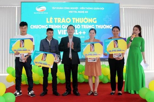 Dùng Viettel++, 4 khách hàng ở Nghệ An trúng IPHONE XS Max