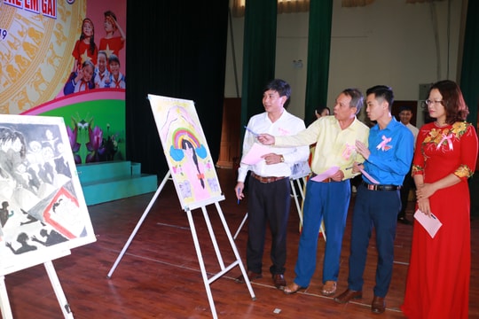 Học sinh Nghệ An hào hứng tham gia vẽ tranh về 'Ngày quốc tế trẻ em gái'