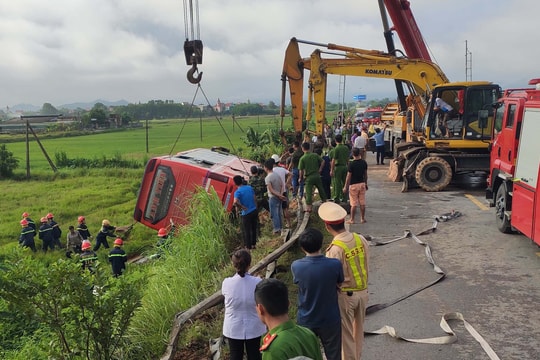 Xe giường nằm Nghệ An bị lật trên đường mòn, 21 hành khách thương vong