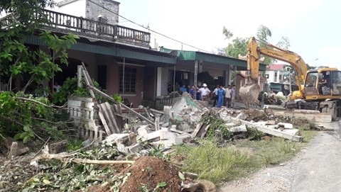 Cưỡng chế, di dời tài sản nằm trong hành lang ATGT tại Quốc lộ 48E