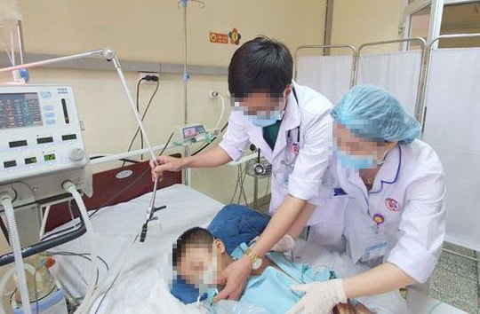 Bé gái 3 tuổi ở Nghệ An tử vong, bệnh viện đùn đẩy trách nhiệm