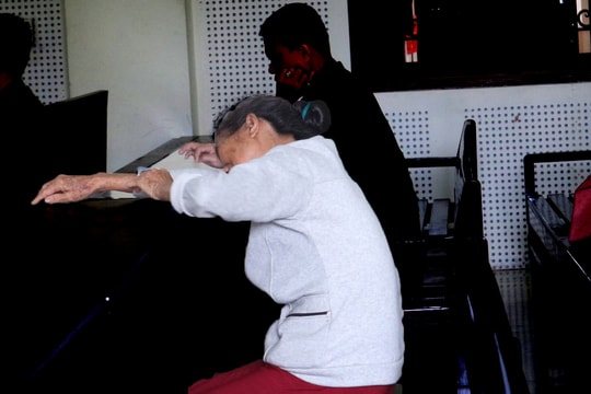 Người mẹ khóc ngất khi vượt hơn 700 km từ Quảng Nam ra Nghệ An gặp con tại tòa