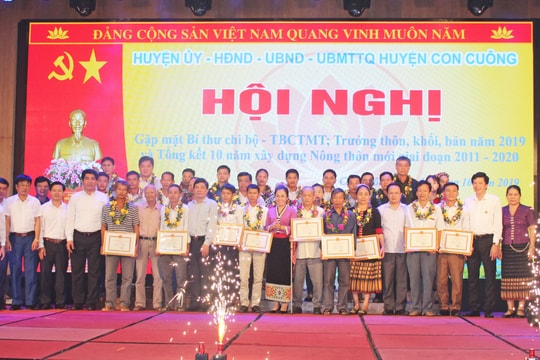 Trao chứng nhận 'tấm lòng vàng' cho 233 hộ ở huyện Con Cuông