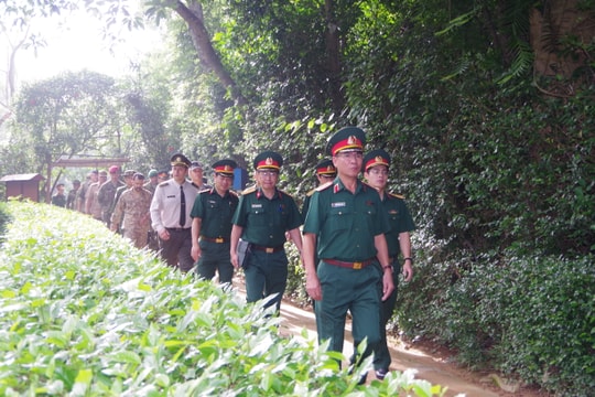 Cán bộ quân đội 16 quốc gia về Kim Liên, tưởng niệm Chủ tịch Hồ Chí Minh