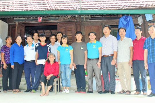 Nhóm thiện nguyện Niềm tin trao 20 triệu đồng cho học sinh mồ côi ở Con Cuông