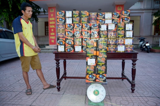 Giấu hơn 3 tạ pháo trong thùng xe để vận chuyển ra Bắc tiêu thụ