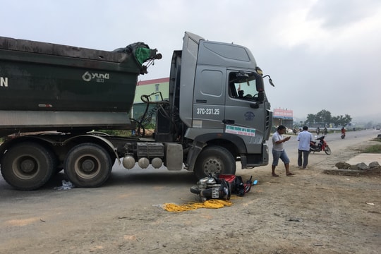 Va chạm với xe đầu kéo, người đàn ông phải nhập viện cấp cứu