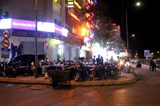 Bất chấp xử phạt, các đối tượng vẫn ngang nhiên lấn chiếm vỉa hè ở phố đêm Cao Thắng