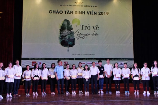 Hội đồng hương Nghệ Tĩnh tại Hà Nội khen thưởng các sinh viên xuất sắc