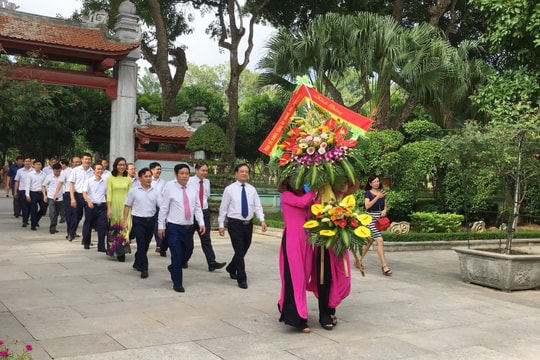 Ban Tổ chức Tỉnh ủy báo công với Bác tại Khu Di tích Kim Liên