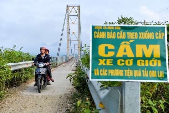 Nghệ An: Cầu treo xuống cấp, người dân vẫn liều mình 'vượt biển cấm'
