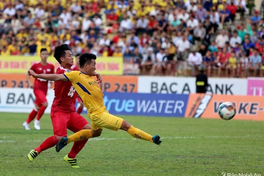 Tiền vệ Nguyễn Quang Tình: ‘Tôi rất muốn ở lại chia sẻ khó khăn với SLNA’
