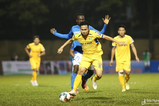 Hai cầu thủ Thép Xanh Nam Định cập bến Sông Lam Nghệ An