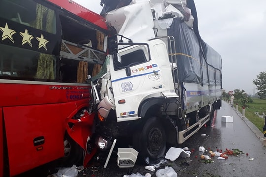 Xe tải đấu đầu xe khách trên đường tránh Vinh, phụ xe tử vong trong cabin