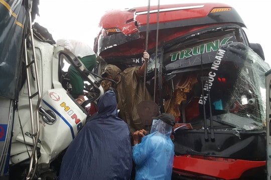 Toàn cảnh vụ tai nạn xe tải đấu đầu xe khách trên đường tránh Vinh, phụ xe tử vong trong cabin