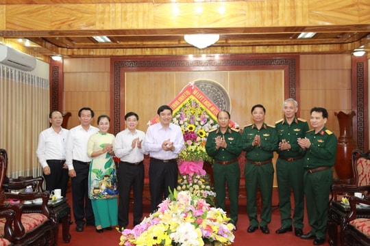 Lãnh đạo tỉnh Nghệ An chúc mừng Bộ Tư lệnh Quân khu 4 nhân ngày thành lập